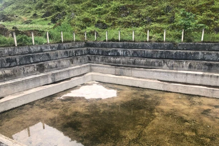 Hồ lộ thiên chứa nước mưa tại vùng Lục Khu, huyện Hà Quảng, tỉnh Cao Bằng cạn gần trơ đáy.