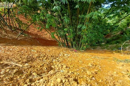 Đơn vị thi công đường giao thông đã đổ thải xuống khe ở trung tâm xóm Khuổi Khon, xã Kim Cúc tiềm ẩn nguy cơ phá vỡ môi trường và cảnh quan trong khu vực.