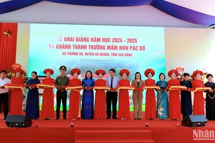 Phó Chủ tịch nước Võ Thị Ánh Xuân và các đại biểu cắt băng khánh thành Trường Mầm non Pác Bó, xã Trường Hà, huyện Hà Quảng, tỉnh Cao Bằng.