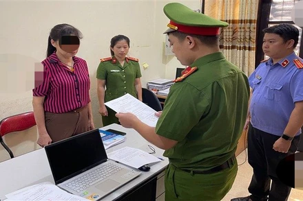 Công an thành phố Cao Bằng thi hành quyết định khởi tố Bí thư Đảng ủy, Chủ tịch Ủy ban nhân dân phường Duyệt Trung do thiếu trách nhiệm, gây hậu quả nghiêm trọng.