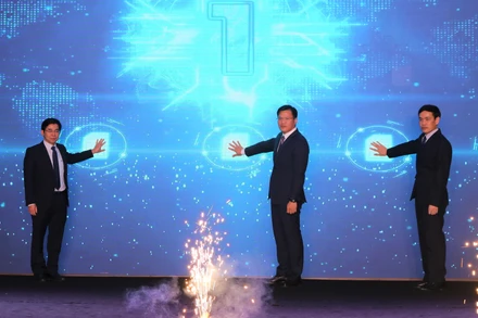 Các đại biểu ấn nút khởi động, đưa ứng dụng Cổng du lịch thông minh tỉnh Cao Bằng đi vào hoạt động.