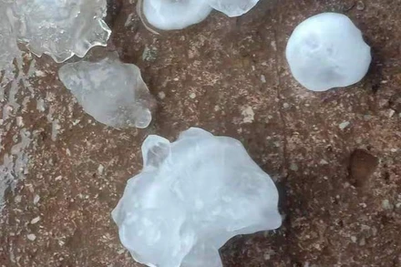 Những viên đá kích thước khá to rơi trúng nhà dân ở xã Quang Hán, huyện Trùng Khánh, tỉnh Cao Bằng.