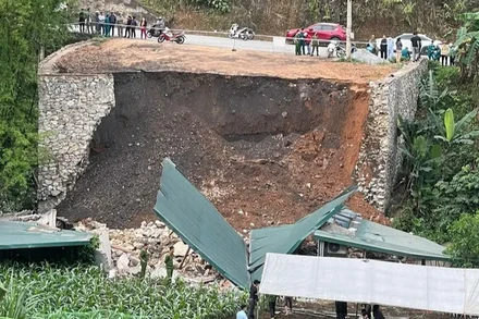 Bờ kè bị sạt lở dài hơn 27m và cao khoảng 4,5m.