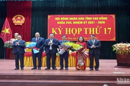 Lãnh đạo tỉnh Cao Bằng tặng hoa các đồng chí được miễn nhiệm, bầu bổ sung chức danh Phó Chủ tịch Ủy ban nhân dân tỉnh và Phó Chủ tịch Hội đồng nhân dân tỉnh.