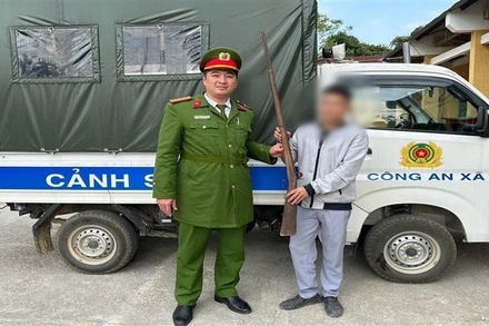 Người dân ở tỉnh Cao Bằng tự giác giao nộp súng tự chế cho lực lượng Công an. (Ảnh: Công an Cao Bằng)