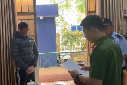 Cơ quan Công an thi hành lệnh bắt đối tượng vận chuyển động vật nguy cấp, quý hiếm. (Ảnh: Công an Cao Bằng)