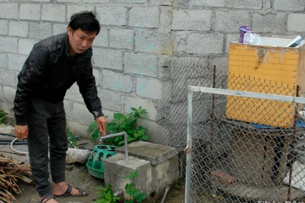 Người dân xóm Đà Vỹ, thị trấn Quảng Uyên, huyện Quảng Hòa, tỉnh Cao Bằng bên vòi nước đã được đưa vào sử dụng, nhưng không có nước.