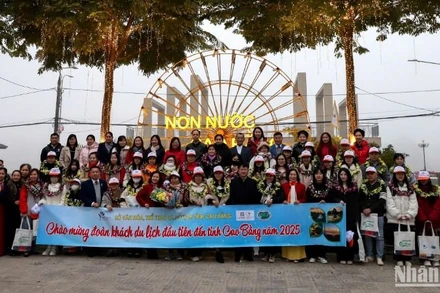 Đoàn du khách đầu tiên đến tỉnh Cao Bằng trong năm 2025.