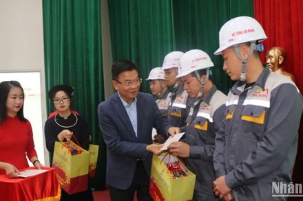 Phó Thủ tướng Lê Thành Long tặng quà Tết cho công nhân lao động.