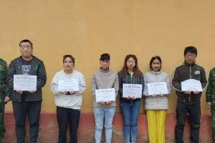 Các đối tượng mua bán người bị bắt giữ. (Ảnh Nông Văn Tuấn, Bộ đội Biên phòng Cao Bằng)