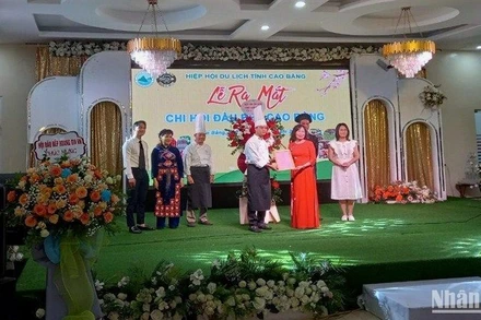 Hiệp Hội Du lịch tỉnh Cao Bằng trao quyết định thành lập và tặng hoa chúc mừng Chi hội Đầu bếp tỉnh Cao Bằng. (Ảnh: MINH TUẤN)