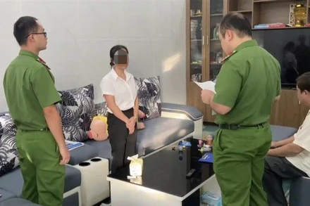 Cơ quan Công an thi hành lệnh bắt tạm giam Hoàng Thúy Lường.