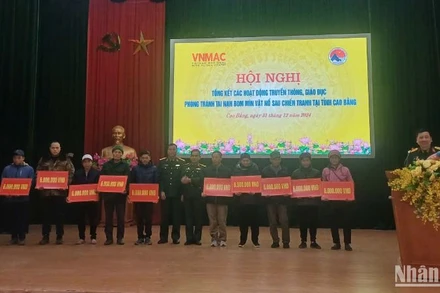 Trung tâm Hành động bom mìn quốc gia Việt Nam hỗ trợ gia đình nạn nhân bị tai nạn bom mìn tại tỉnh Cao Bằng.