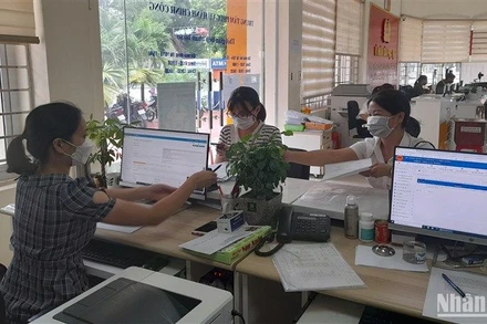 Trung tâm phục vụ hành chính công tỉnh Cao Bằng đẩy mạnh ứng dụng công nghệ thông tin trong giải quyết các thủ tục hành chính. (Ảnh: MINH TUẤN)