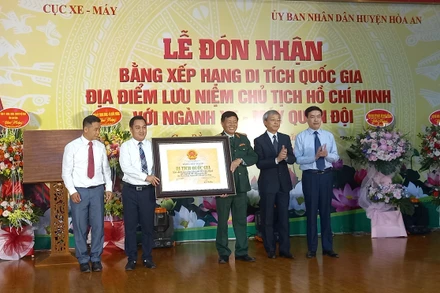Lãnh đạo Cục Di sản văn hóa, Bộ Văn hóa-Thể thao và Du lịch trao Bằng xếp hạng di tích.