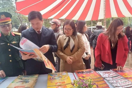 Đại biểu tỉnh Cao Bằng tham quan gian trưng bày báo Xuân.