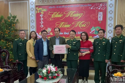 Hội Nhà báo tỉnh Cao Bằng trao tặng Báo Xuân Nhân Dân hằng tháng cho lãnh đạo Bộ Chỉ huy Bộ đội Biên phòng tỉnh cao Bằng.
