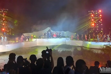 Chương trình nghệ thuật tại đêm khai mạc lễ hội.