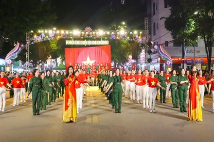 Chương trình văn nghệ phục vụ du khách tại phố đi bộ Kim Đồng, thành phố Cao Bằng (Cao Bằng). (Ảnh: Báo Cao Bằng)