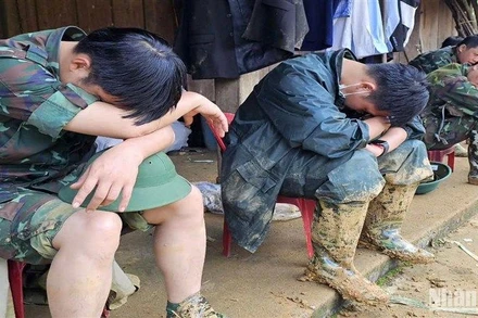 Lực lượng Bộ Chỉ huy Quân sự tỉnh Cao Bằng "ăn tranh thủ, ngủ khẩn trương" tại hiện trường tìm kiếm người mất tích do sạt lở đất.