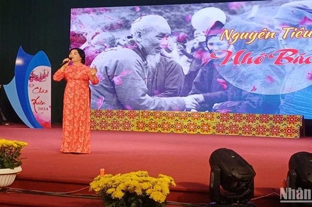 Ngâm thơ Nguyên tiêu nhớ Bác trong đêm thơ, nhạc “Bản hòa âm đất nước” - Cao Bằng khát vọng tương lai.