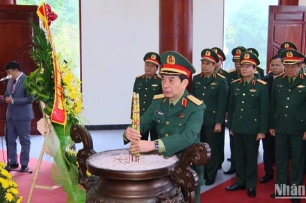 Đại tướng Phan Văn Giang dâng hương tại Đền thờ Đại tướng Võ Nguyên Giáp và 34 chiến sĩ Đội Việt Nam tuyên truyền giải phóng quân.