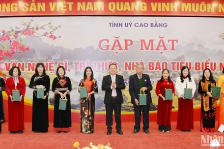 Lãnh đạo tỉnh Cao Bằng tặng quà văn nghệ sĩ, trí thức tiêu biểu.