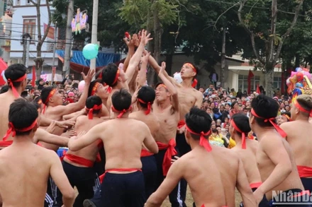 Các thanh niên tranh đầu pháo tại lễ hội.