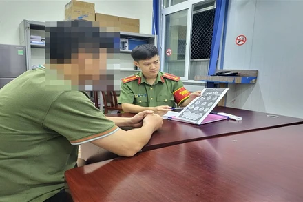 Ông T được tư vấn tại cơ quan Công an. (Ảnh: Công an Cao Bằng)