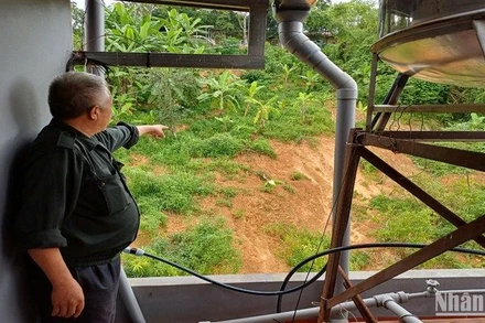 Ông Lý Đặng Thắng, dãy B2, khu tái định cư Sông Hiến, phường Sông Hiến, thành phố Cao Bằng (Cao Bằng) lo lắng vì đất đá từ ta-luy dương sạt lở, tràn vào nhà.