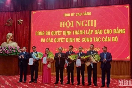 Lãnh đạo tỉnh Cao Bằng trao các quyết định bổ nhiệm lãnh đạo Báo Cao Bằng sau hợp nhất.