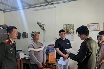 Công an tỉnh Cao Bằng khởi tố đối tượng Ma Thế Dũng (đội mũ) vì tội "sử dụng trái phép vật liệu nổ". (Ảnh: Công an Cao Bằng)