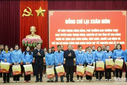 Đồng chí Lại Xuân Môn, Phó Trưởng Ban Thường trực Ban Tuyên giáo Trung ương tặng quà Tết cho công nhân viên chức, lao động hoàn cảnh khó khăn tại huyện Hà Quảng, tỉnh Cao Bằng.