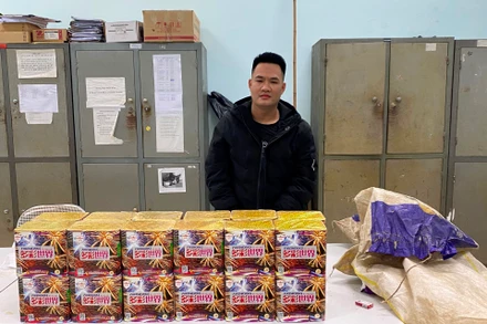 Đối tượng Đồng Công Hảo và tang vật tại Công an huyện Bảo Lâm (Cao Bằng).