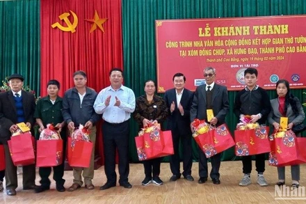 Nguyên Chủ tịch nước Trương Tấn Sang và lãnh đạo tỉnh Cao Bằng tặng quà người dân xóm Đồng Chúp, xã Hưng Đạo, thành phố Cao Bằng (Cao Bằng).