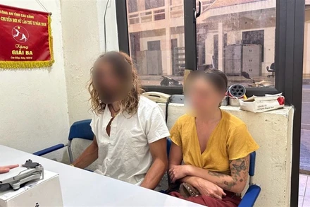 Hai du khách nước ngoài tại Công an thành phố Cao Bằng. (Ảnh: Công an tỉnh Cao Bằng)