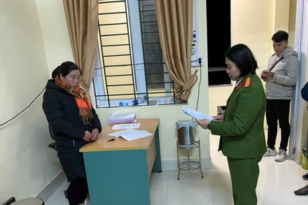 Cơ quan công an đọc lệnh bắt đối tượng Hoàng Thị Ngân.