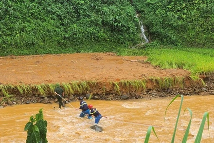 Lực lượng chức năng tại hiện trường tìm kiếm, cứu nạn ở xóm Khuổi Ngọa, xã Ca Thành, huyện Nguyên Bình. (Ảnh: Báo Cao Bằng)