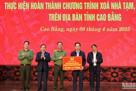 Lãnh đạo Bộ Công an trao kinh phí hỗ trợ tỉnh Cao Bằng xóa nhà tạm, nhà dột nát.