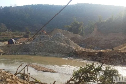 Hoạt động khai thác, tận thu khoáng sản trên dòng sông Hiến ở tỉnh Cao Bằng.