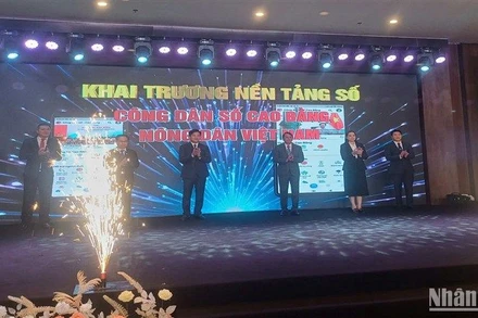 Lãnh đạo tỉnh Cao Bằng và các đơn vị liên quan tại lễ khai trương, chính thức đưa vào hoạt động 2 nền tảng thúc đẩy chuyển đổi số tại địa phương.