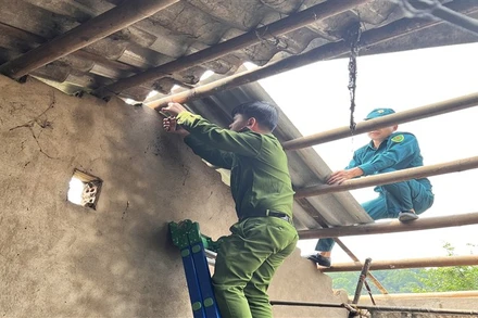 Lực lượng vũ trang tỉnh Cao Bằng giúp dân khắc phục hậu quả thiên tai.