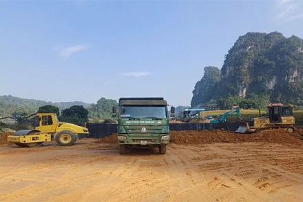 Doanh nghiệp dự án đang triển khai 42 mũi thi công dự án đường bộ cao tốc Đồng Đăng-Trà Lĩnh, tuy nhiên, một số vướng mắc về mặt bằng có thể ảnh hưởng tiến độ dự án.