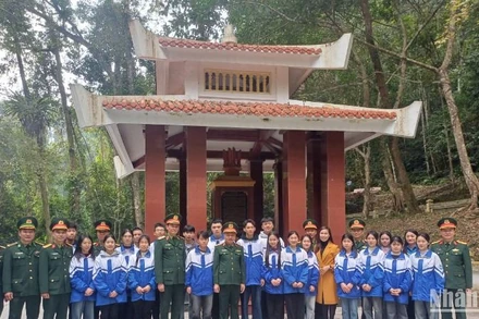 Các đại biểu và thanh niên huyện Nguyên Bình, tỉnh Cao Bằng tại Nhà bia ghi tên 34 chiến sĩ Đội Việt Nam Tuyên truyền giải phóng quân.