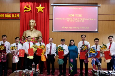 Lãnh đạo tỉnh Bắc Kạn tặng hoa chúc mừng các cán bộ được luân chuyển, bổ nhiệm đợt này. (Ảnh: TUẤN SƠN)