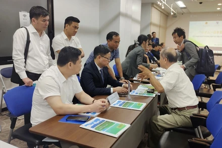 Lãnh đạo tỉnh Bắc Kạn giới thiệu với các nhà đầu tư tại Tokyo (Nhật Bản) về tiềm năng của tỉnh. (Ảnh: PHƯƠNG THẢO)