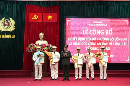 Đại tá Hà Văn Tuyên, Giám đốc Công an tỉnh trao quyết định điều động đối với các đồng chí trưởng cấp huyện, cấp phòng. (Ảnh: THÙY DƯƠNG)