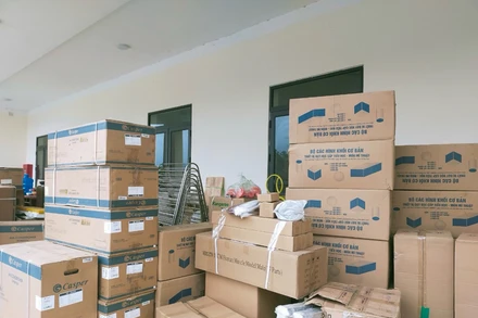 Thiết bị trường học chất đống tại Phòng Giáo dục huyện Ngân Sơn vào thời điểm tháng 5/2024. (Ảnh: TUẤN SƠN)