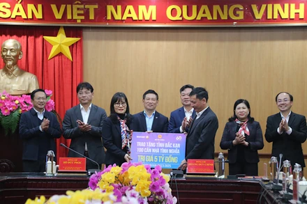 Bộ trưởng Hồ Đức Phớc và lãnh đạo tỉnh Bắc Kạn chứng kiến trao hỗ trợ an sinh xã hội. (Ảnh: TUẤN SƠN). 