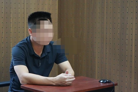 Đối tượng cầm đầu Phạm Văn Dòng tại cơ quan điều tra. (Ảnh: THUỲ DƯƠNG). 